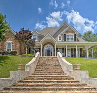 Private Forest Mansion w/ Movie Theatre + Gym - Accommodation Ohio