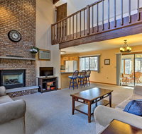 Ski Swim  Golf at Hideout Hideaway with Game Room - Accommodation Ohio