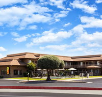 Super 8 by Wyndham Lindsay Olive Tree - Accommodation Ohio