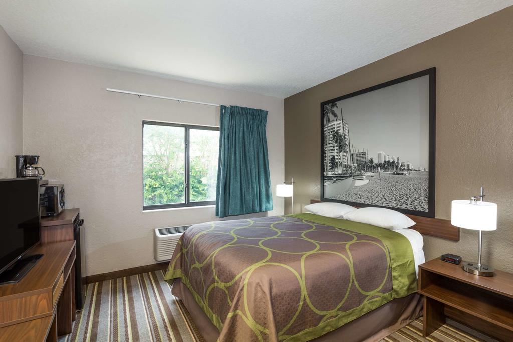 Super 8 By Wyndham Pompano Beach - thumb 1