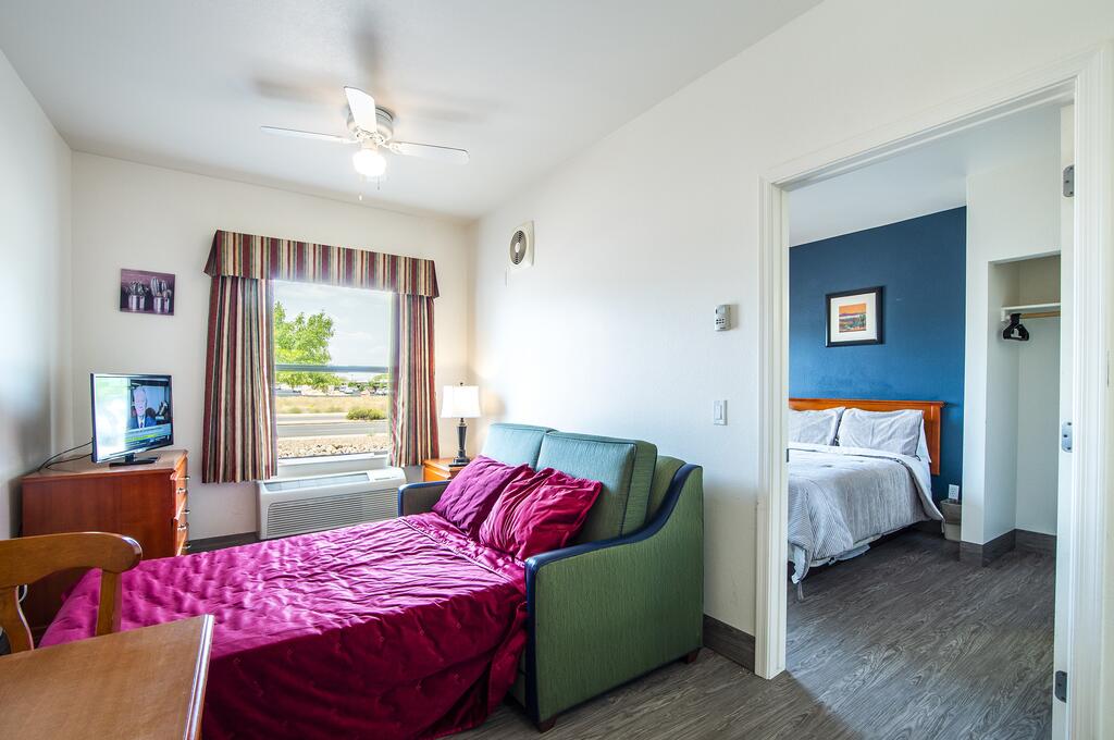 The Vistas Modern Sierra Vista 1bd QN Bed & Pull Out Couch Sleeps 4 - thumb 1