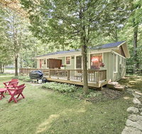 Updated 'Pine Cottage' with Deck - Walk to State Park - Accommodation Ohio