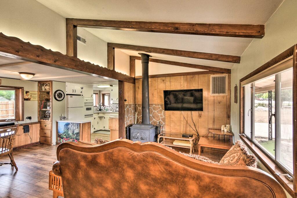 Vintage Home With Mountain Views, Walk To Town! - thumb 2