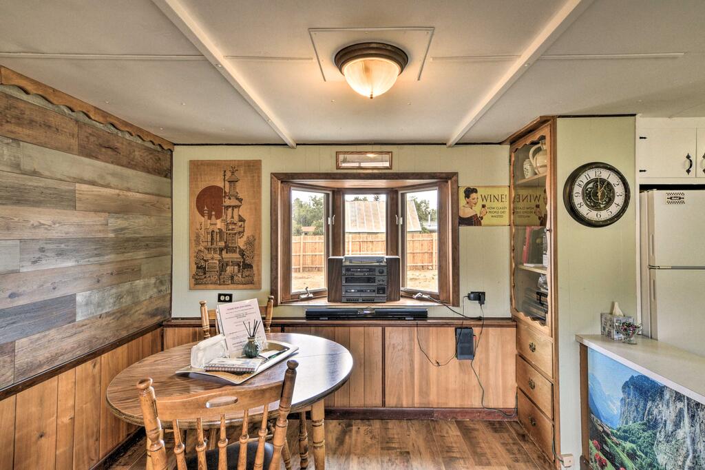 Vintage Home With Mountain Views, Walk To Town! - thumb 3