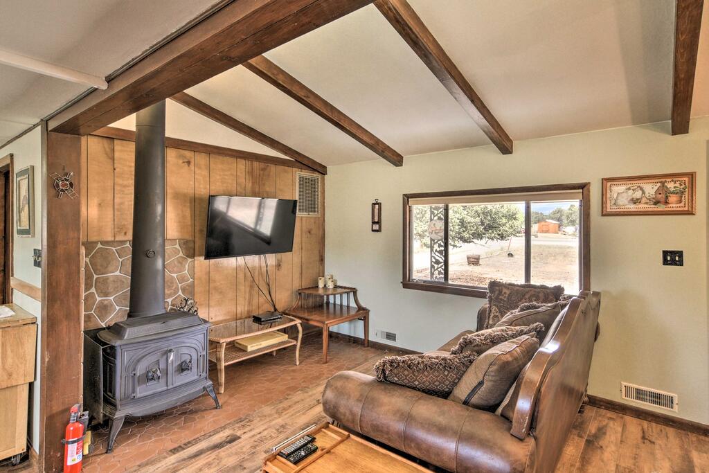 Vintage Home With Mountain Views, Walk To Town! - thumb 1