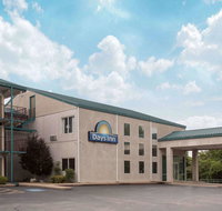 Days Inn by Wyndham Harrison - Accommodation Ohio