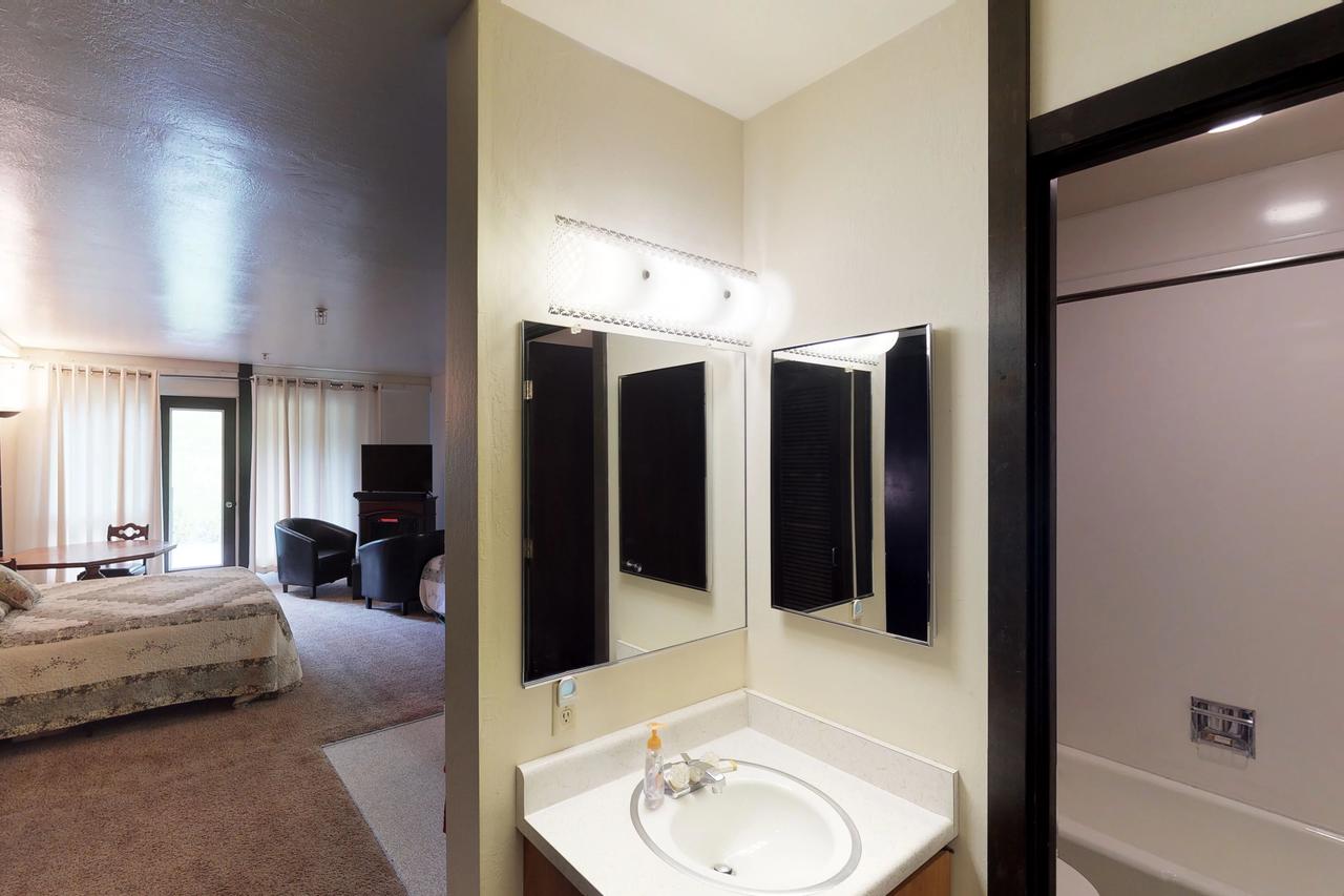 East Condo #208 - thumb 10