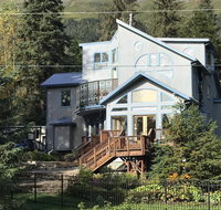 Girdwood Stained Glass BB - Accommodation Ohio