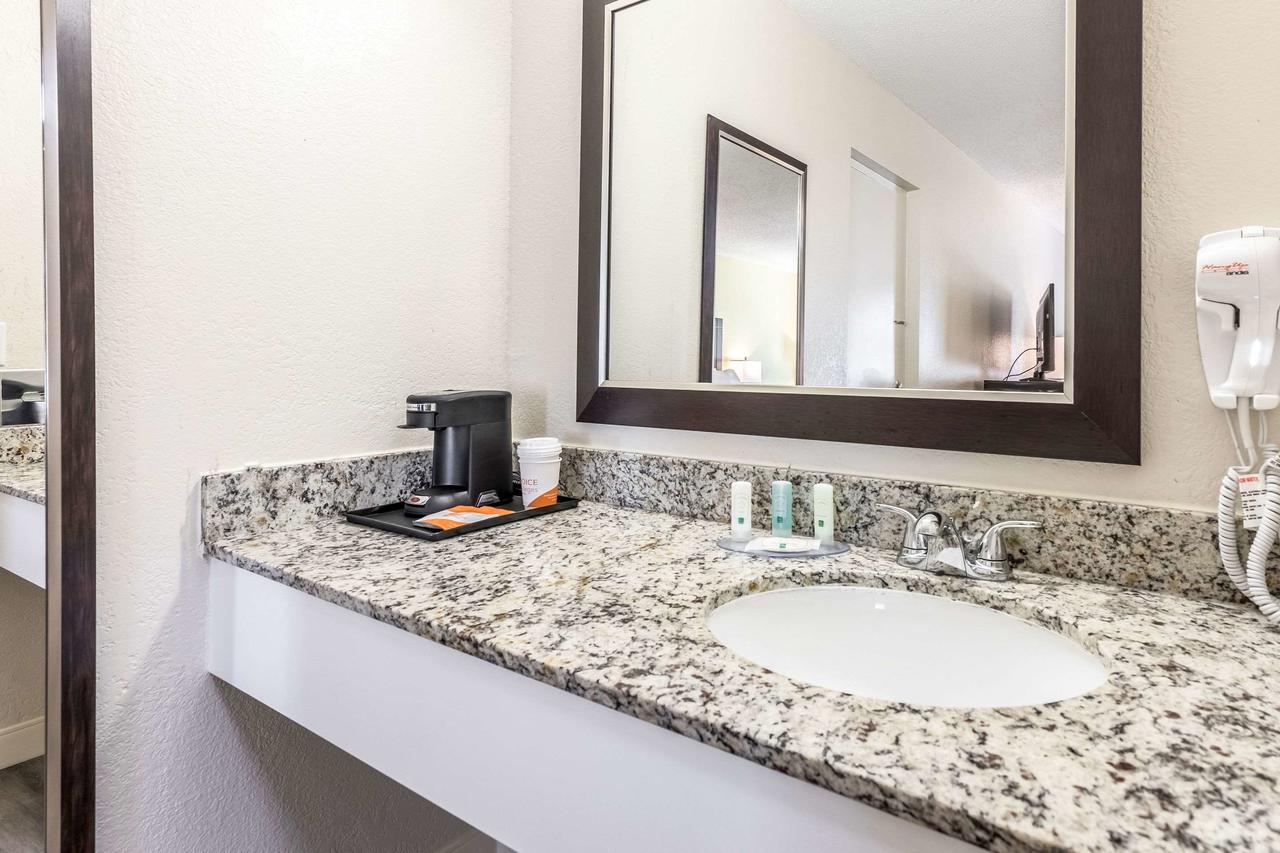 Quality Inn Palm Beach International Airport - thumb 10