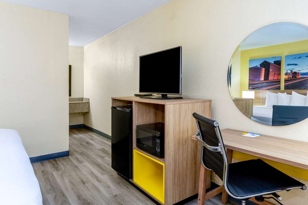 Days Inn & Suites Clovis - thumb 3