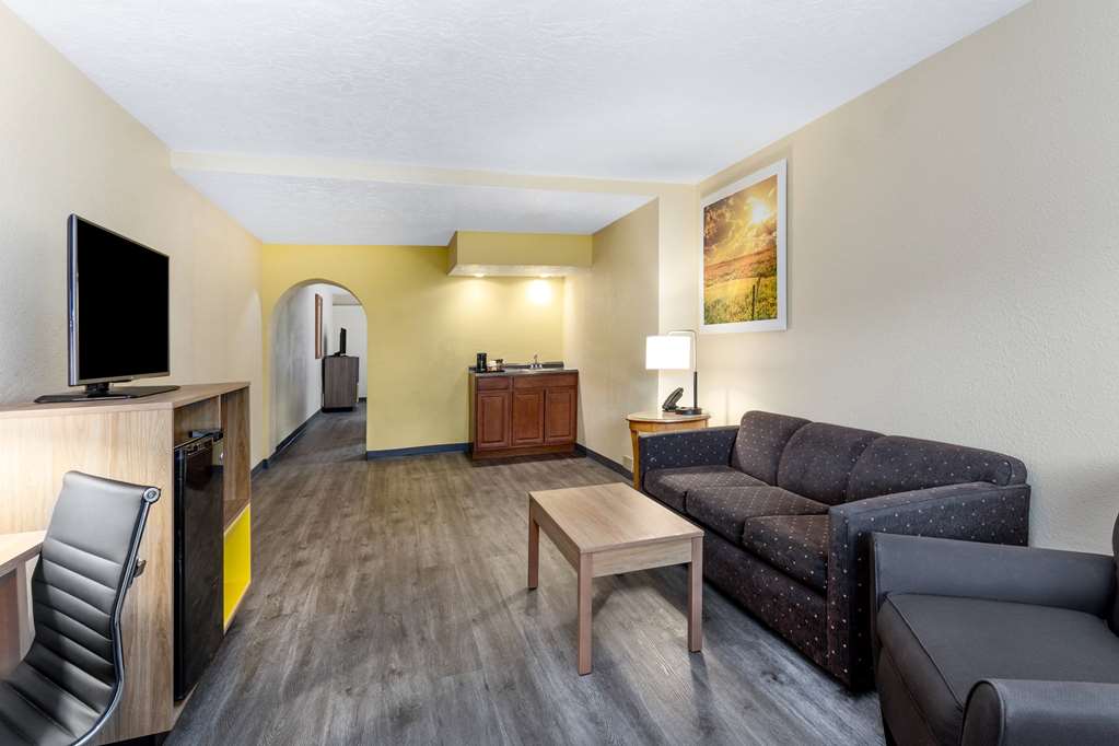 Days Inn & Suites Clovis - thumb 12