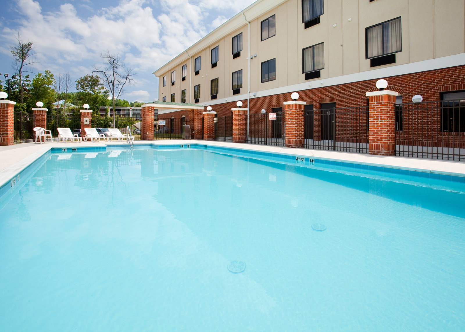 Holiday Inn Express Greensboro-East - thumb 8