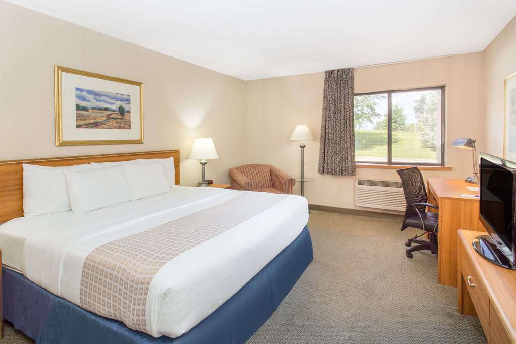 Baymont Inn & Suites Davenport - thumb 9