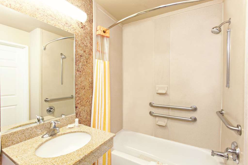 La Quinta Inn & Stes Hesperia - thumb 8