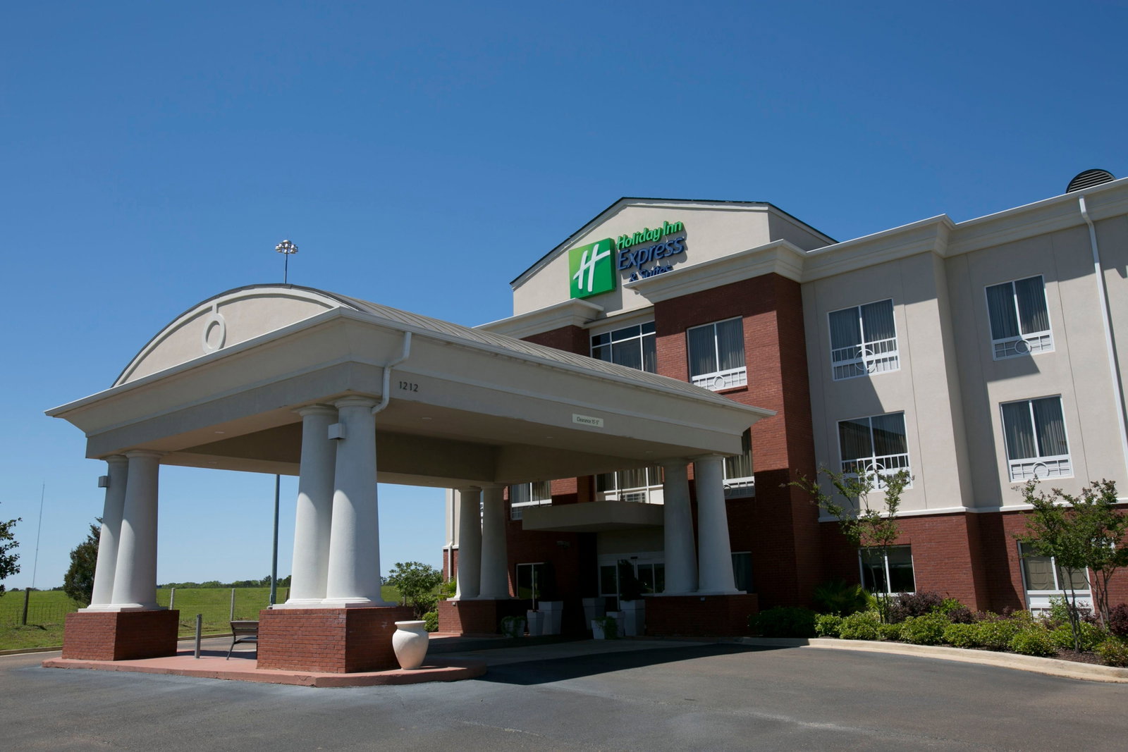 Holiday Inn Express Hotel & Suites - thumb 0