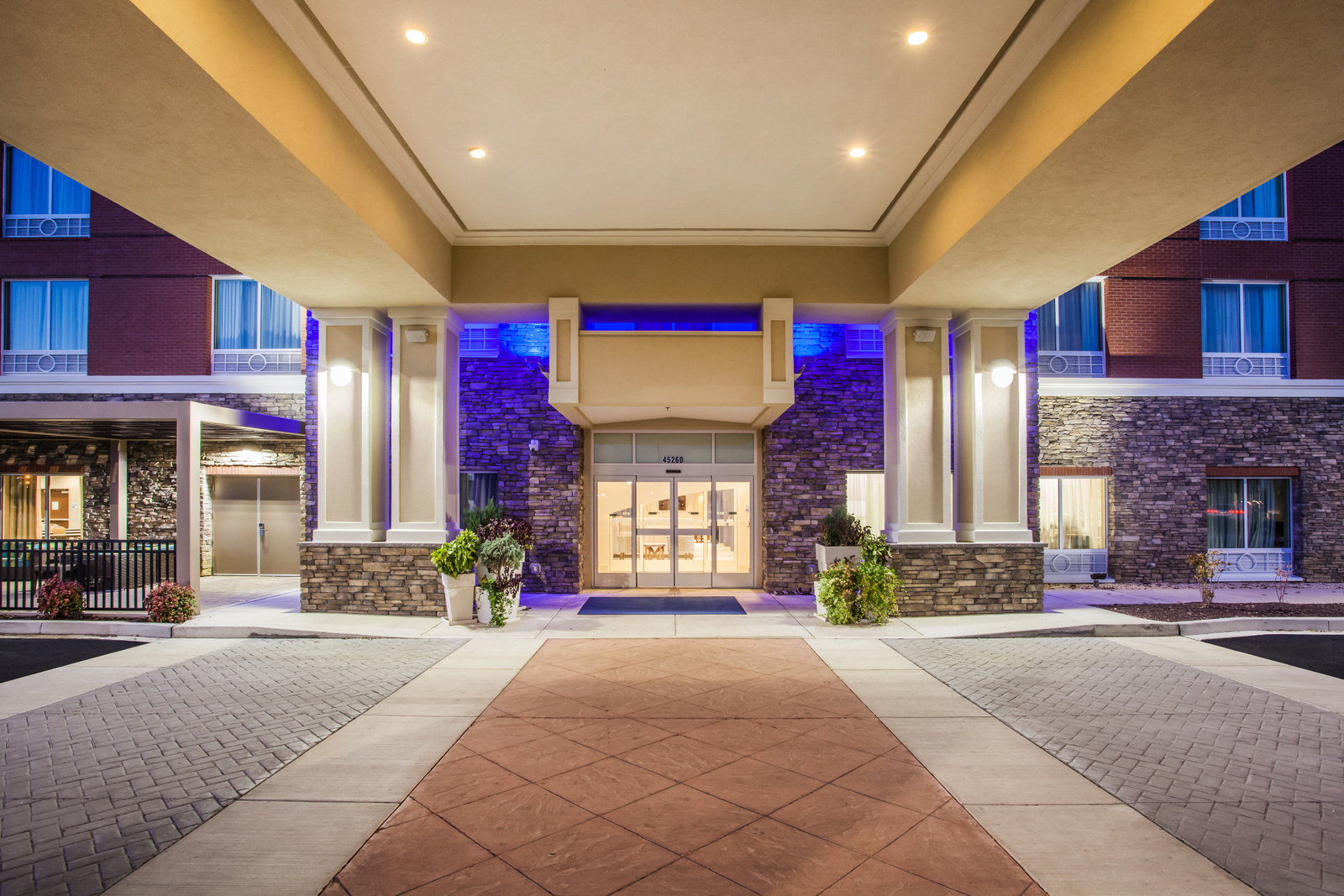 Holiday Inn Express & Suites - thumb 1