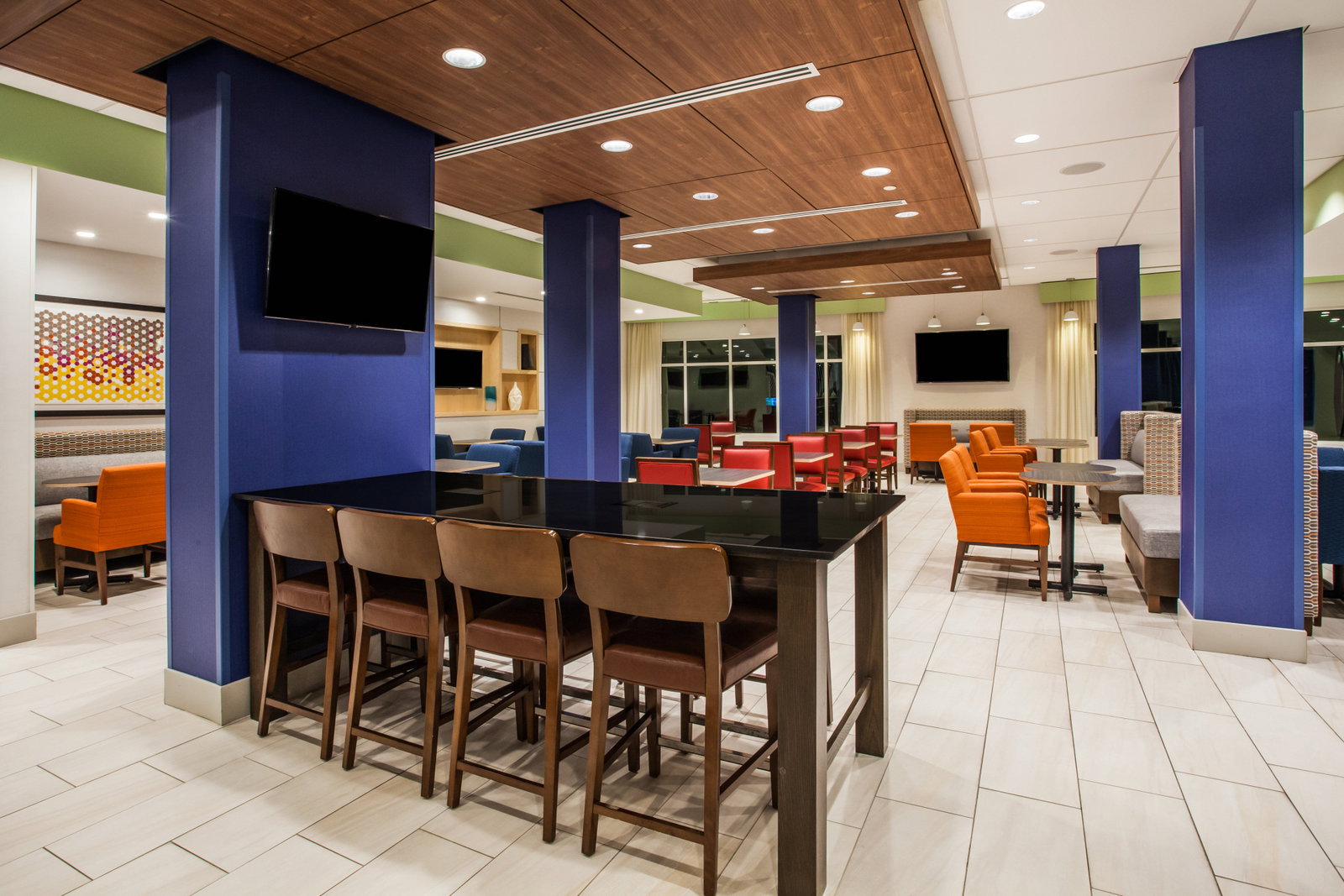 Holiday Inn Express & Suites - thumb 3